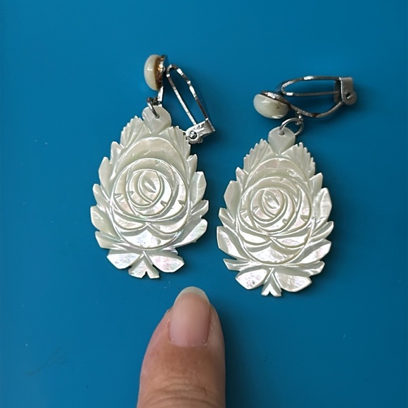 🖤Handcarved Rose 🌹 design MOP dangle clip on earrings - Picture 8 of 10